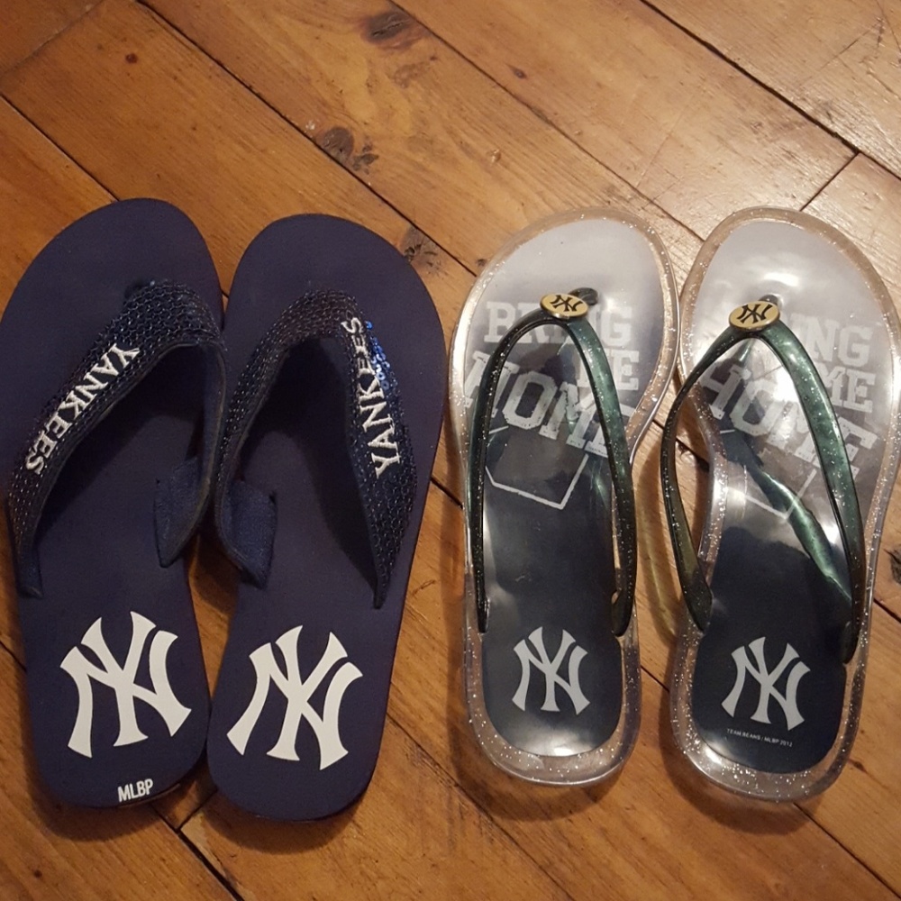 2 pairs MLB Yankee flip flops